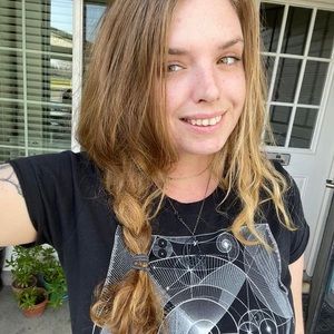 Meet your Posher, Chanel